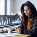 красивая девушка анализирует парсинг данных о продавцах на маркетплейсе